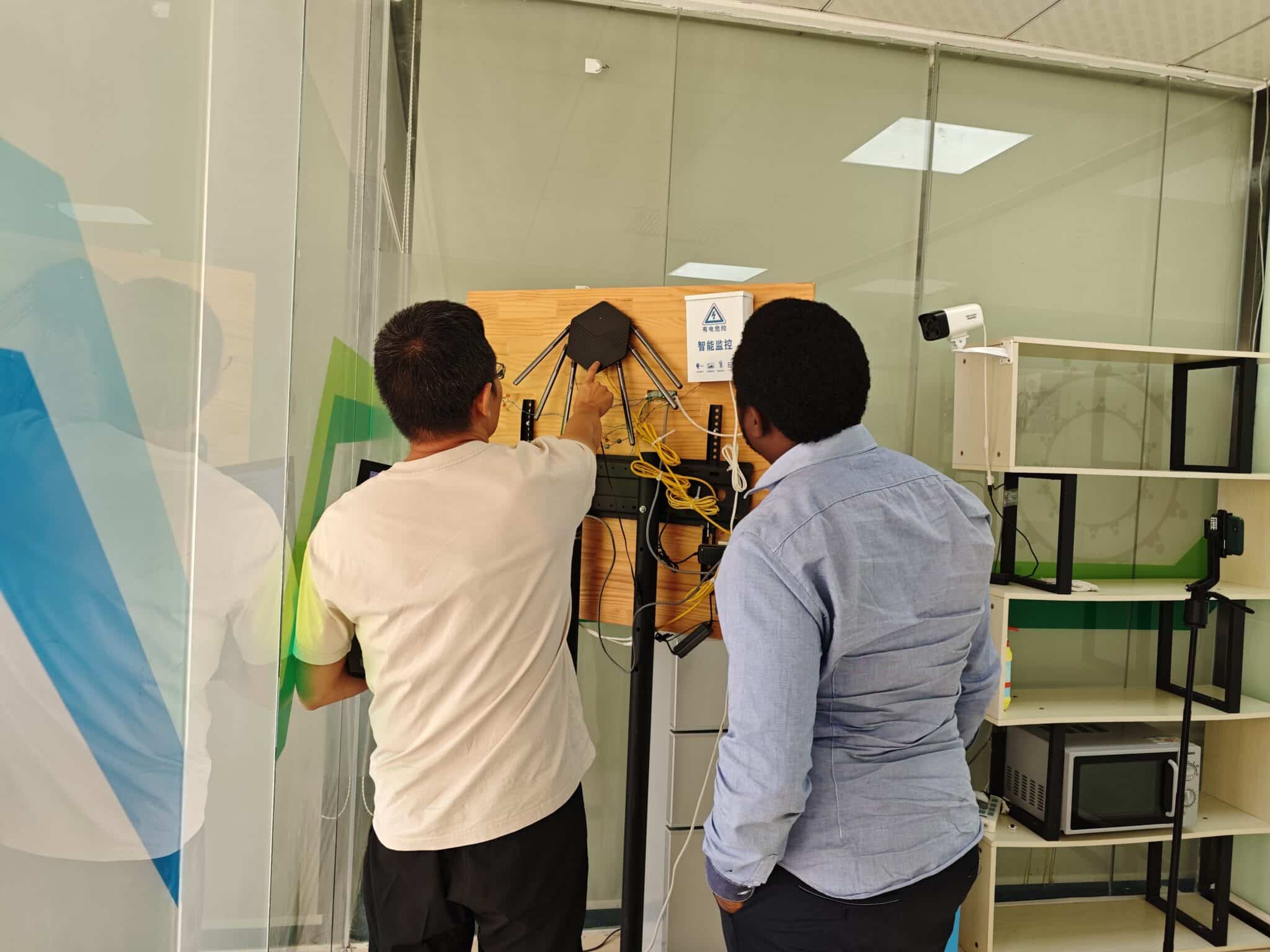 يعزز عميل إفريقي شراكته مع Athenalarm بعد زيارة ميدانية ناجحة ونشر فعلي للنظا 4 Athenalarm Partners with African Client on Security Alarm Projects 2