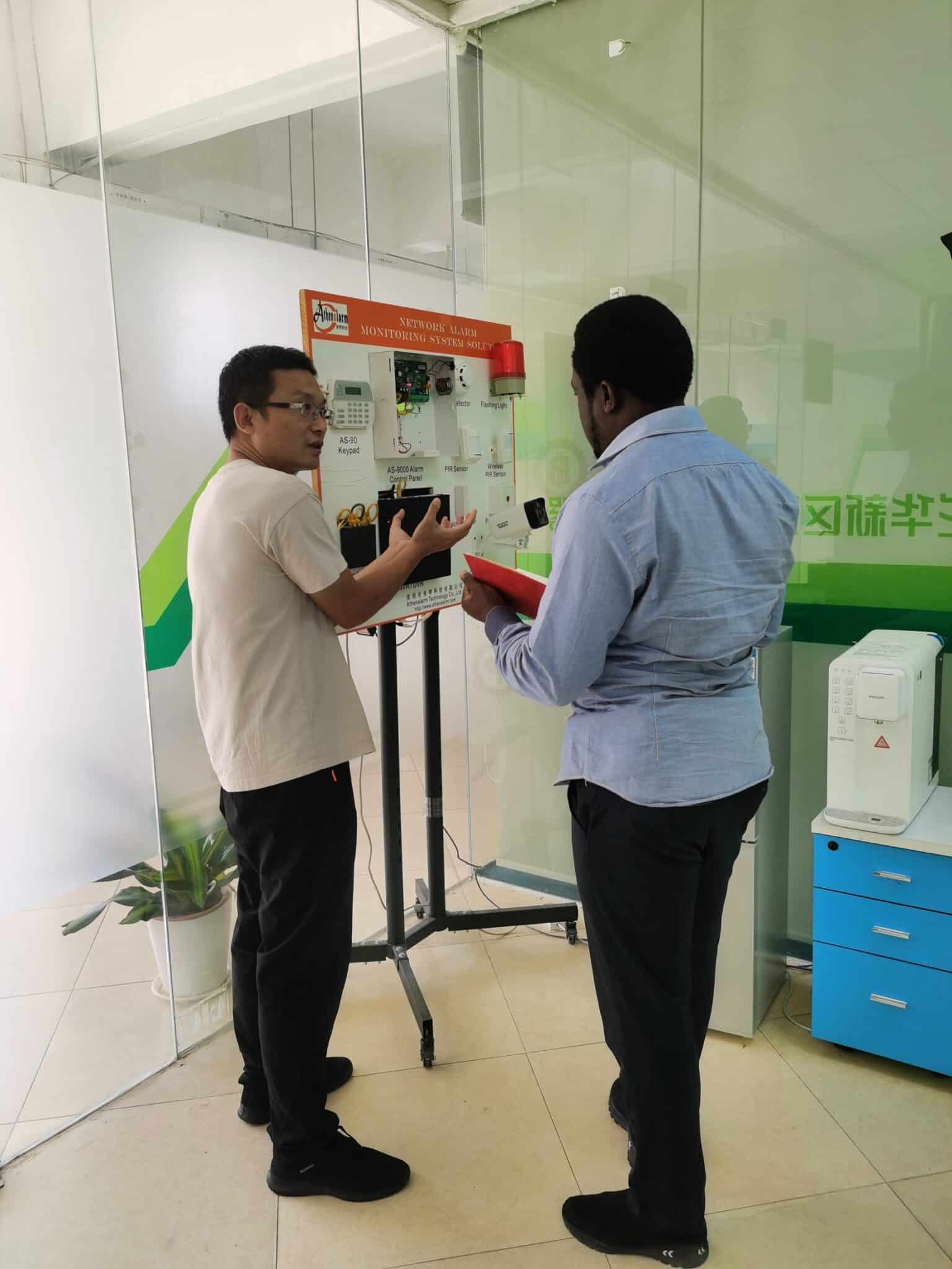يعزز عميل إفريقي شراكته مع Athenalarm بعد زيارة ميدانية ناجحة ونشر فعلي للنظا 2 Athenalarm Partners with African Client on Security Alarm Projects 3