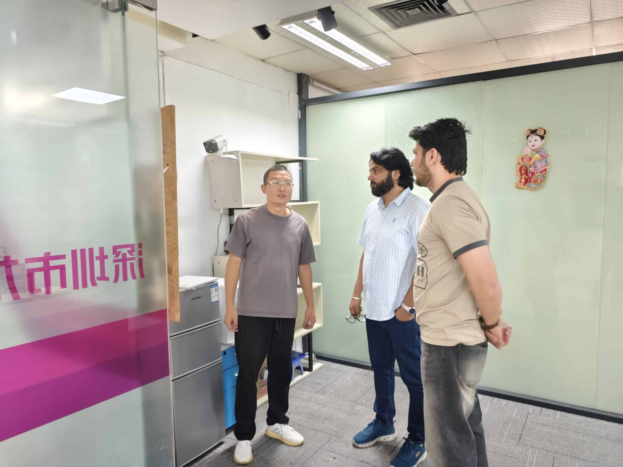 زيارة عملاء من الهند لشركة Athenalarm لتقييم لوحات التحكم وأجهزة الاستشعار وأنظمة مراقبة الإنذارات 1 Indian Clients Visit Athenalarm 2
